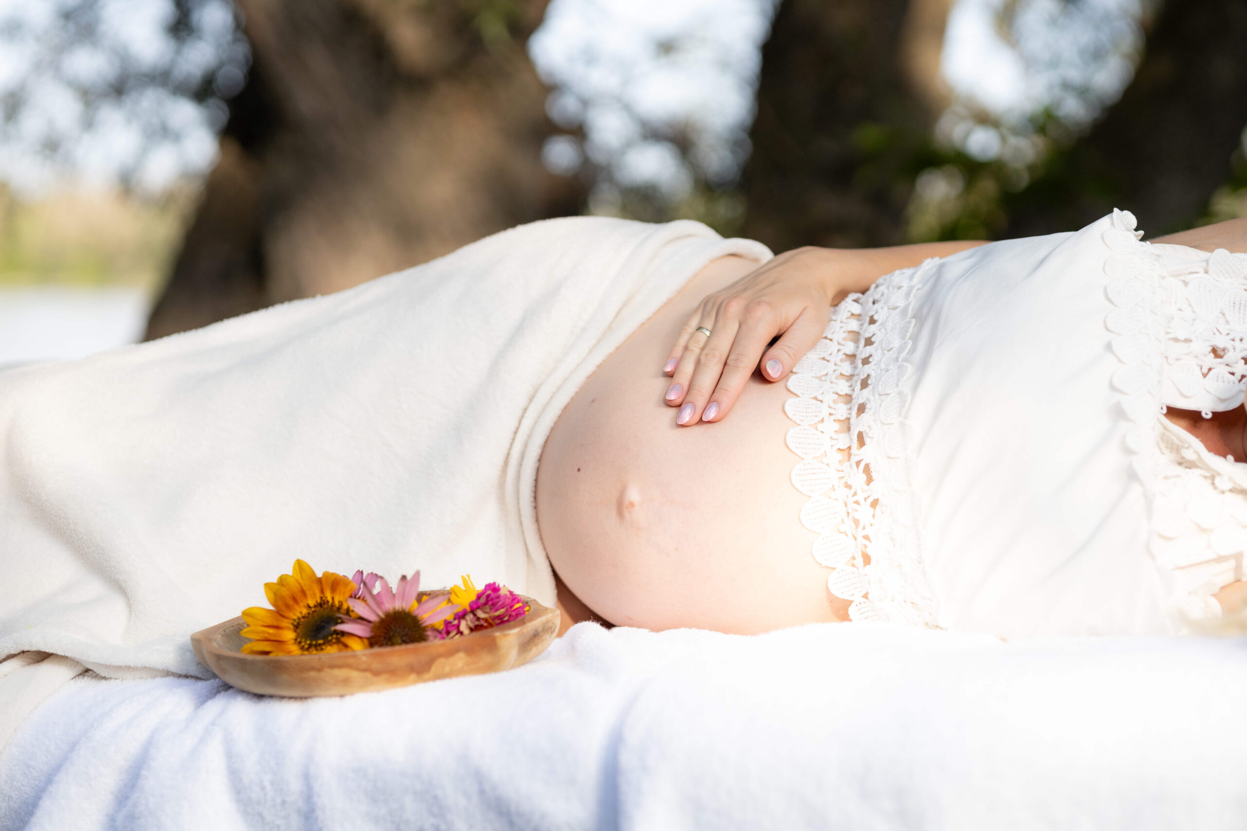 A képen egy kismama pocakja látható