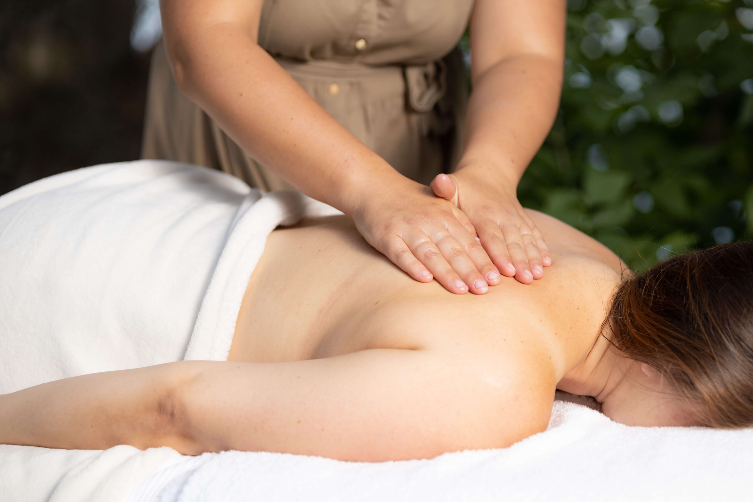 Egy nőt maszíroz a masszőr