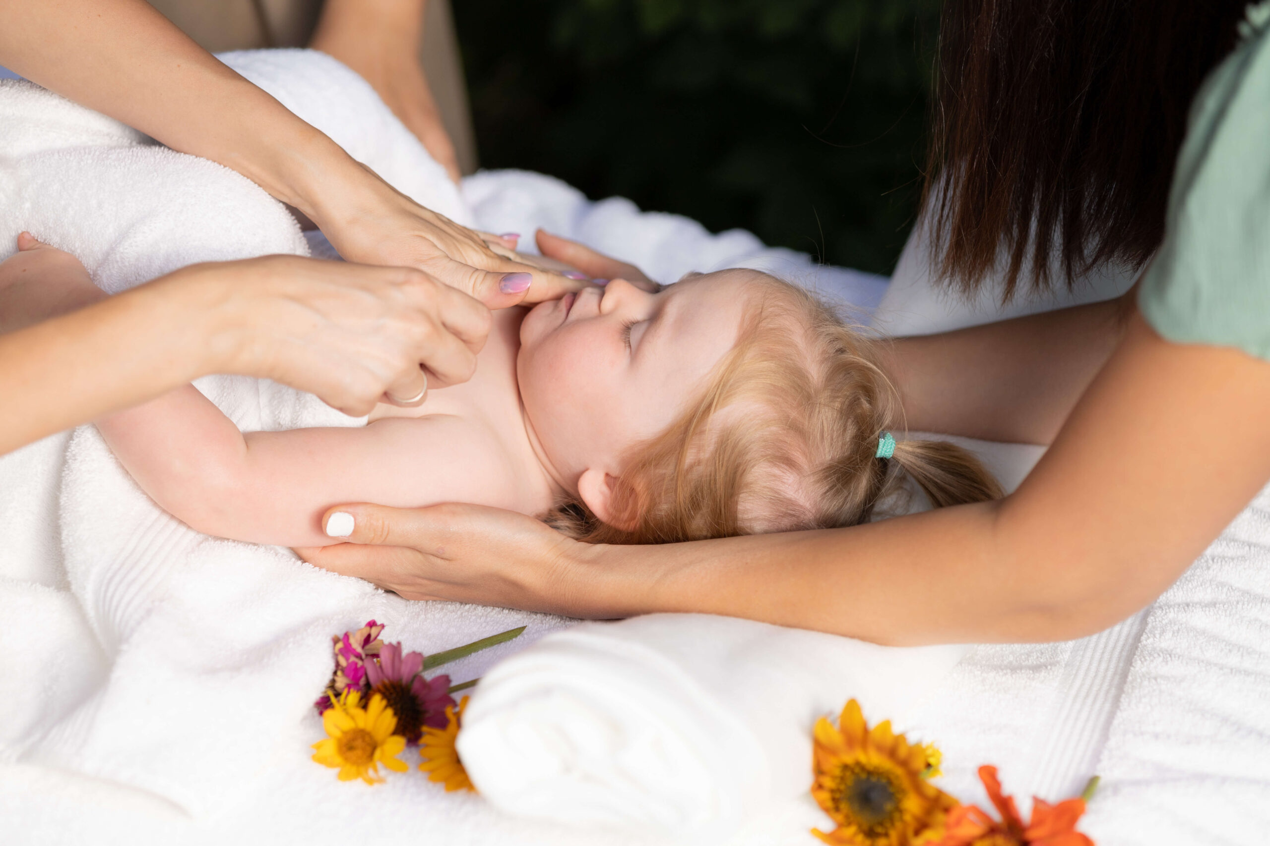 A képen egy baba látható, aki a masszőr tanácsaival az anyukája maszíroz