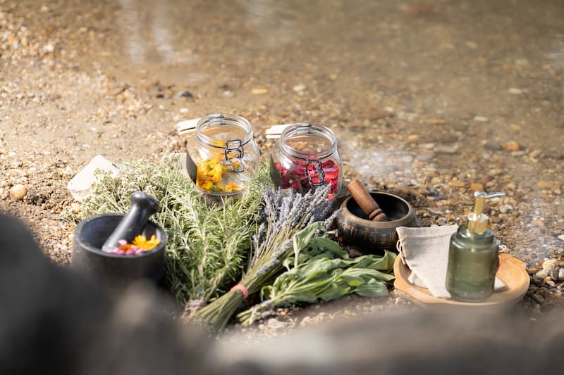 A képen természetes gyógynövények láthatóak kis üvegcsékben amelyeket a masszázs során is használnak a masszőrök