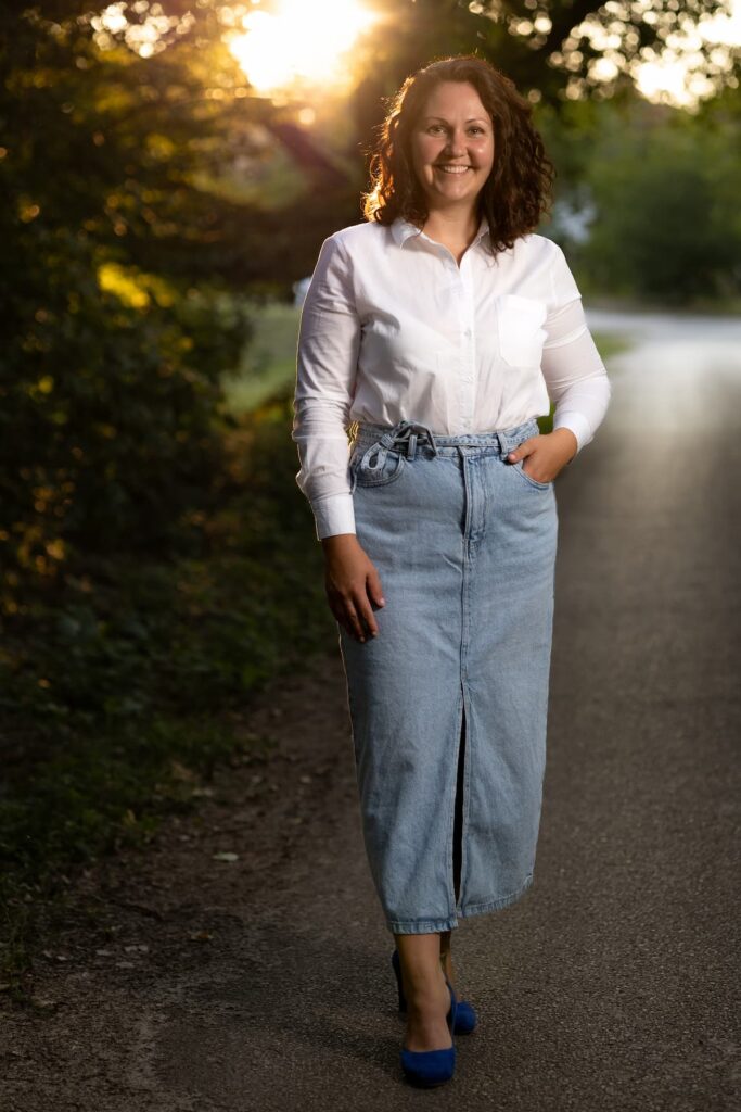 A képen a dunaújvárosi A'la natur masszázsszalon masszőre, Szüszné Jenei Krisztina látható